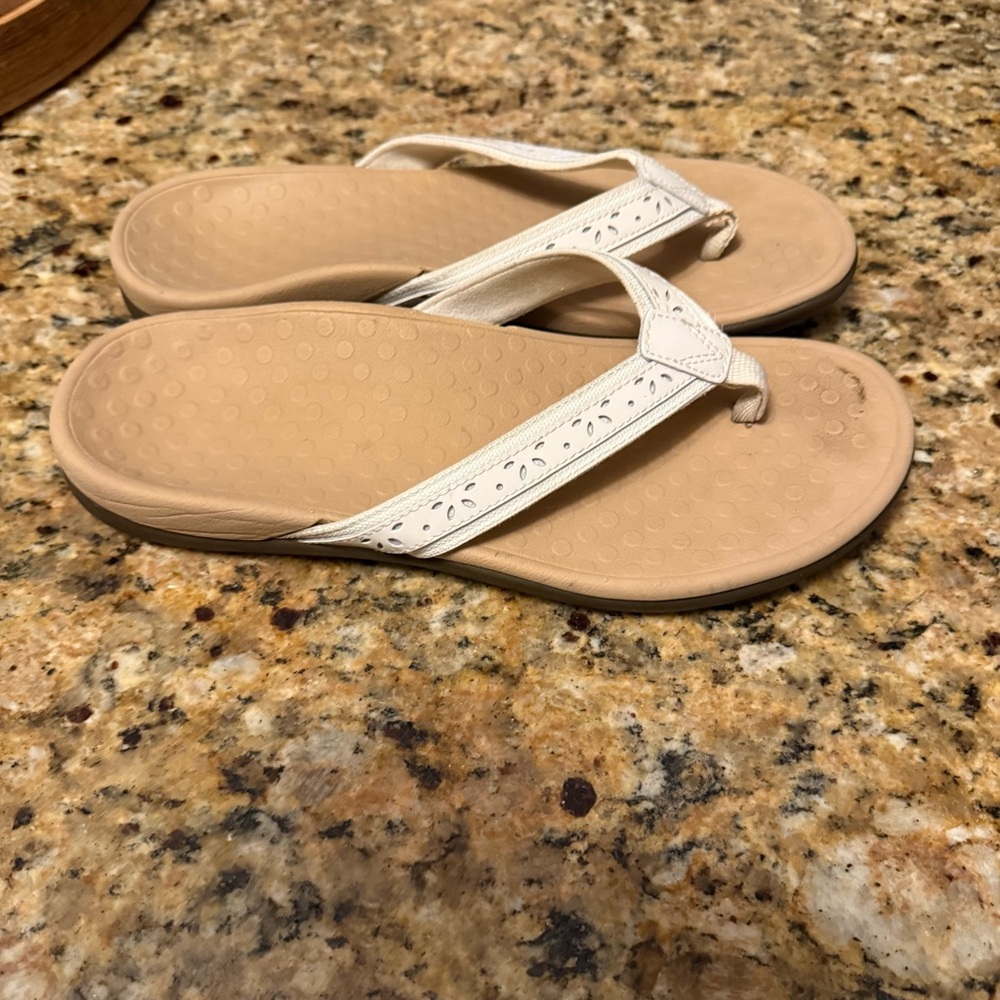 Vionic Casandra White Thong Sandals Size 9